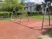 Jeden z Czytelników zwrócił uwagę na stan utrzymania placów zabaw w parku miejskim w Stalowej Woli. Brak odpowiedniej administracji i konserwacji sprawia, że popada w ruinę.