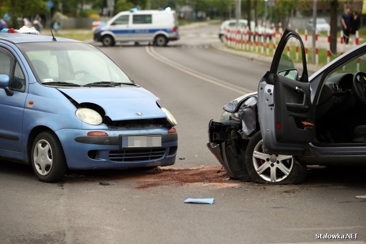 Na ulicy Poniatowskiego doszło do wypadku drogowego, w którym dwie osoby zostały ranne.