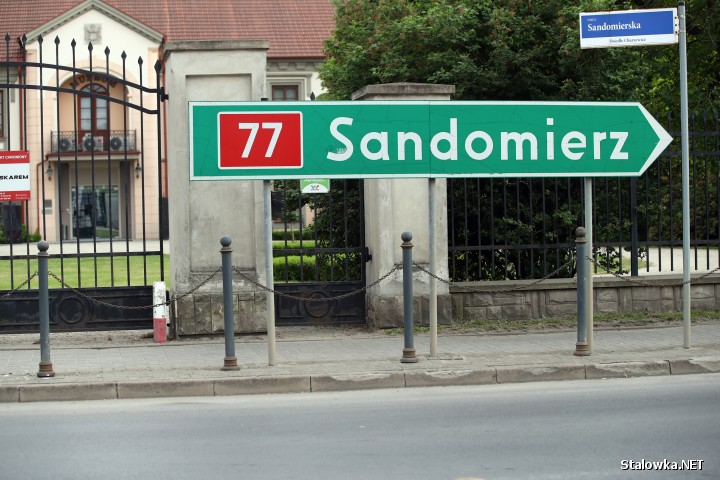 Drogowskazy przy Muzeum Regionalnym kierują na Sandomierz ul. Sandomierską zamiast na ul. Brandwicką do obwodnicy.