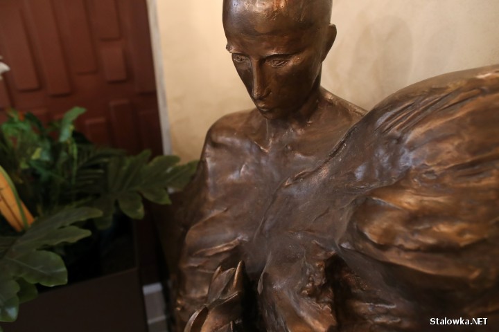 Rzeźba Demiurg znajduje się w piwnicach budynku Urzędu Stanu Cywilnego.