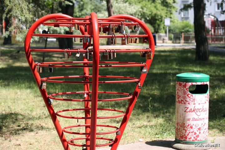 Ławeczka zakochanych stoi w Parku Miejskim w Stalowej Woli.