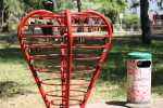 Ławeczka zakochanych stoi w Parku Miejskim w Stalowej Woli.