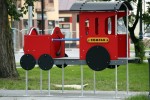 Plac zabaw - pociąg nawiązujące do tradycji kolejowych Rozwadowa.