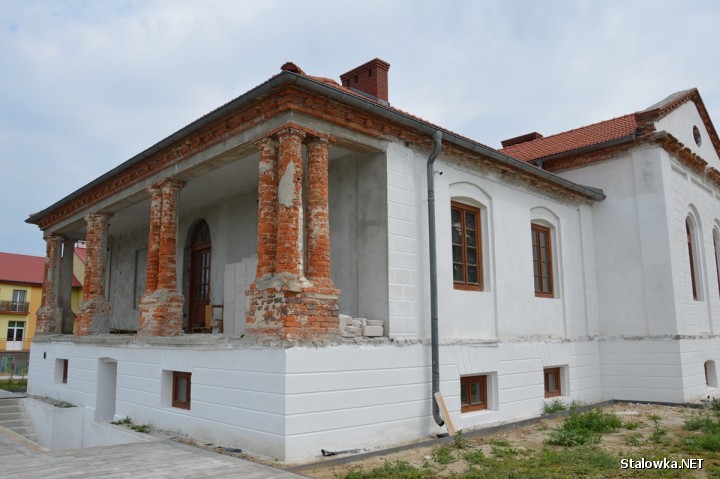 Odradza się jeden z najpiękniejszych zabytków budownictwa wiejskiego Dwór Kotowa Wola - Resztówka.
