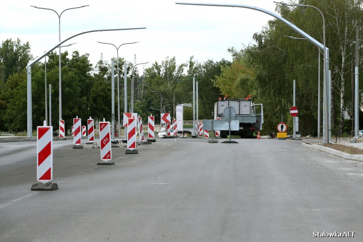 Ruszyły prace związane z budową sygnalizacji świetlnej w miejscu, gdzie krzyżują się ulice Wojska Polskiego, Okrężna i Okulickiego w Stalowej Woli.