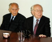 Od prawej doktorzy Eugeniusz Łazowski i Stanisław Matulewicz podczas pobytu w Stalowej Woli.