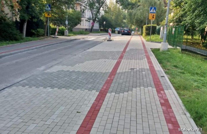 Łaciaty chodnik na Skoczyńskiego nie podoba się mieszkańcom.