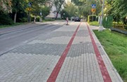Łaciaty chodnik na Skoczyńskiego nie podoba się mieszkańcom.