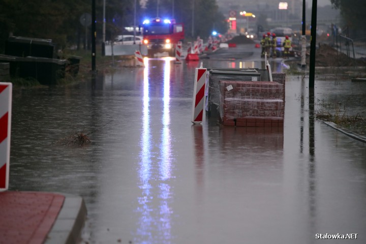 Po obfitych opadach deszczu jakie przeszły nad Stalową Wolą zalane zostały dwie ważne inwestycje infrastruktury drogowej.