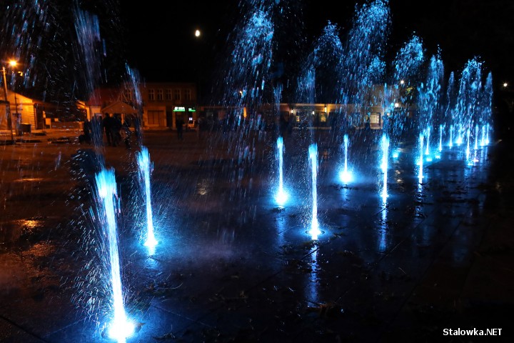 Na płycie rozwadowskiego Rynku w trakcie jego przebudowy została zainstalowana posadzkowa fontanna.