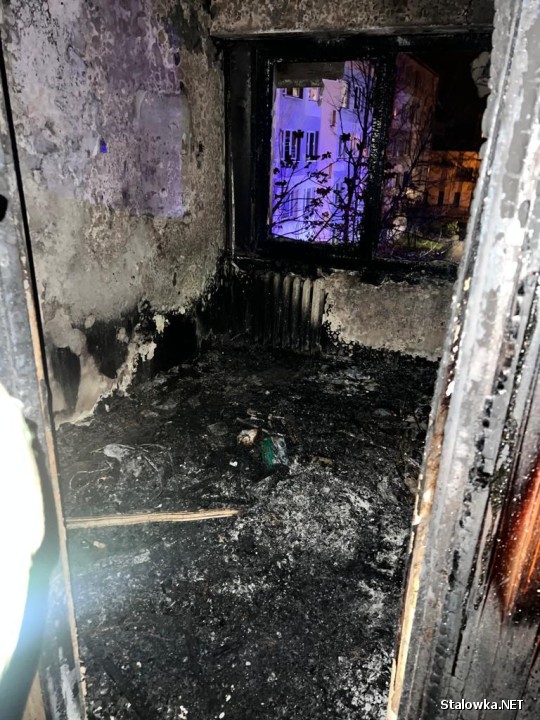 Duży pożar mieszkania na KEN. 3 osoby poważnie ranne. 35 mieszkańców ewakuowano