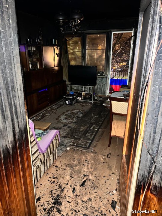 Duży pożar mieszkania na KEN. 3 osoby poważnie ranne. 35 mieszkańców ewakuowano