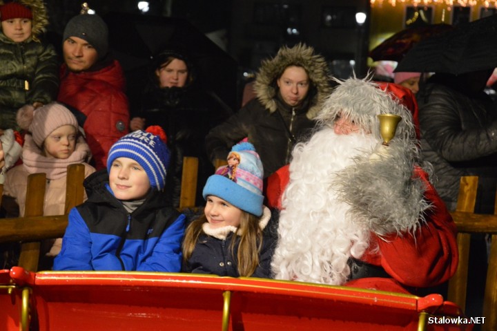 Spotkanie z Mikołajem zorganizowane zostało 6 grudnia na odnowionym Rozwadowskim Rynku w Stalowej Woli.