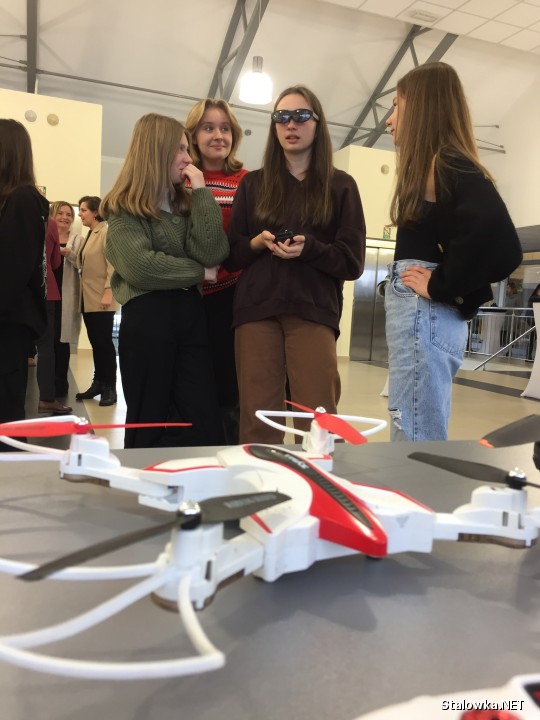 Na Wydziale Mechaniczno-Technologicznym Politechniki Rzeszowskiej w Stalowej Woli, przy wsparciu funduszy zewnętrznych realizowana jest Akademia 4.0 i szkolenia z zakresu pilotowania dronów.