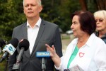 W Stalowej Woli przed gmachem Wydziału Mechaniczno-Technologicznego Politechniki Rzeszowskiej w Stalowej Woli odbyła się konferencja prasowa z udziałem byłego wicepremiera, ministra obrony narodowej Tomasza Siemoniaka z udziałem kandydującej w wyborach do Sejmu z miejsca nr 7 Koalicji Obywatelskiej Renaty Butryn.