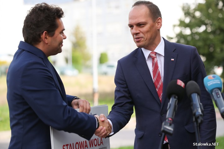 Ulica Jaśminowa i drogi na osiedlu Poręby w Stalowej Woli uzyskały wsparcie z Rządowego Funduszu Rozwoju Dróg. Podczas środowej konferencji poseł i wiceminister infrastruktury wręczył symboliczne czeki na ręce władz miasta.