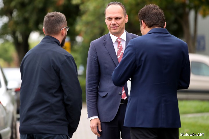 Ulica Jaśminowa i drogi na osiedlu Poręby w Stalowej Woli uzyskały wsparcie z Rządowego Funduszu Rozwoju Dróg. Podczas środowej konferencji poseł i wiceminister infrastruktury wręczył symboliczne czeki na ręce władz miasta.