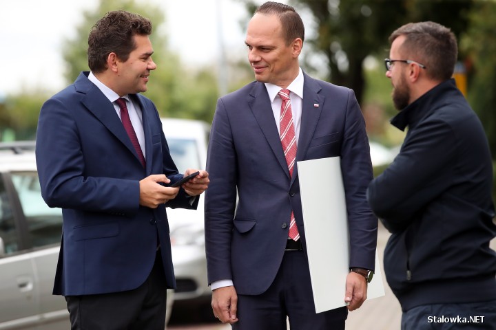 Ulica Jaśminowa i drogi na osiedlu Poręby w Stalowej Woli uzyskały wsparcie z Rządowego Funduszu Rozwoju Dróg. Podczas środowej konferencji poseł i wiceminister infrastruktury wręczył symboliczne czeki na ręce władz miasta.