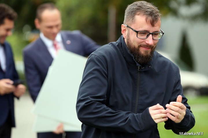 Ulica Jaśminowa i drogi na osiedlu Poręby w Stalowej Woli uzyskały wsparcie z Rządowego Funduszu Rozwoju Dróg. Podczas środowej konferencji poseł i wiceminister infrastruktury wręczył symboliczne czeki na ręce władz miasta.