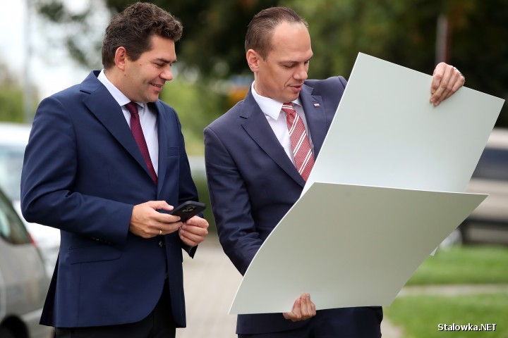 Ulica Jaśminowa i drogi na osiedlu Poręby w Stalowej Woli uzyskały wsparcie z Rządowego Funduszu Rozwoju Dróg. Podczas środowej konferencji poseł i wiceminister infrastruktury wręczył symboliczne czeki na ręce władz miasta.