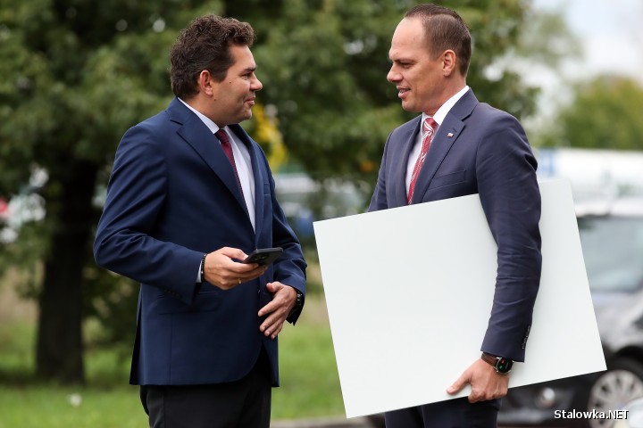 Ulica Jaśminowa i drogi na osiedlu Poręby w Stalowej Woli uzyskały wsparcie z Rządowego Funduszu Rozwoju Dróg. Podczas środowej konferencji poseł i wiceminister infrastruktury wręczył symboliczne czeki na ręce władz miasta.