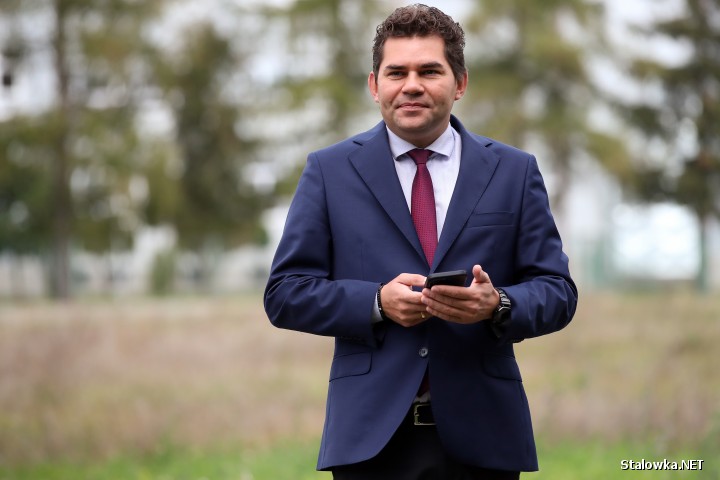 Ulica Jaśminowa i drogi na osiedlu Poręby w Stalowej Woli uzyskały wsparcie z Rządowego Funduszu Rozwoju Dróg. Podczas środowej konferencji poseł i wiceminister infrastruktury wręczył symboliczne czeki na ręce władz miasta.