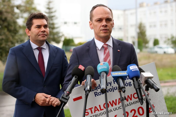 Ulica Jaśminowa i drogi na osiedlu Poręby w Stalowej Woli uzyskały wsparcie z Rządowego Funduszu Rozwoju Dróg. Podczas środowej konferencji poseł i wiceminister infrastruktury wręczył symboliczne czeki na ręce władz miasta.