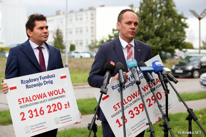 Ulica Jaśminowa i drogi na osiedlu Poręby w Stalowej Woli uzyskały wsparcie z Rządowego Funduszu Rozwoju Dróg. Podczas środowej konferencji poseł i wiceminister infrastruktury wręczył symboliczne czeki na ręce władz miasta.