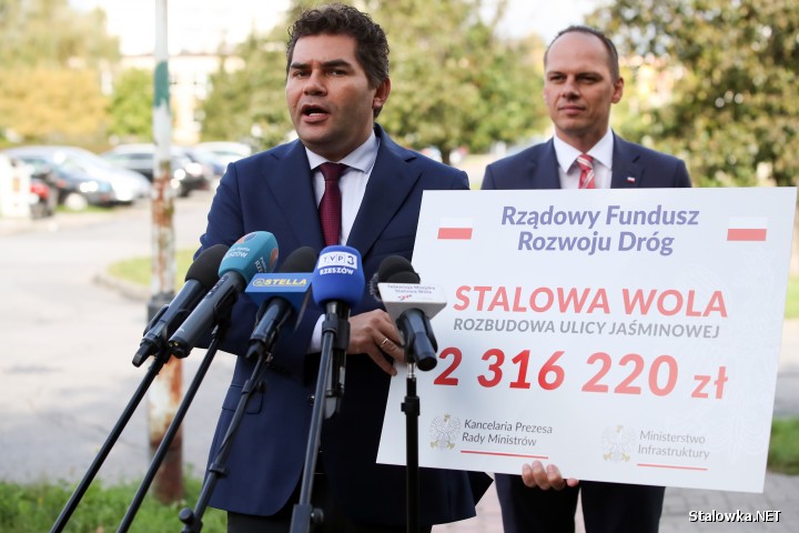 Ulica Jaśminowa i drogi na osiedlu Poręby w Stalowej Woli uzyskały wsparcie z Rządowego Funduszu Rozwoju Dróg. Podczas środowej konferencji poseł i wiceminister infrastruktury wręczył symboliczne czeki na ręce władz miasta.
