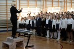 W sumie w jednym czasie zaśpiewało 353 uczniów w wieku od 8 do 14 lat.