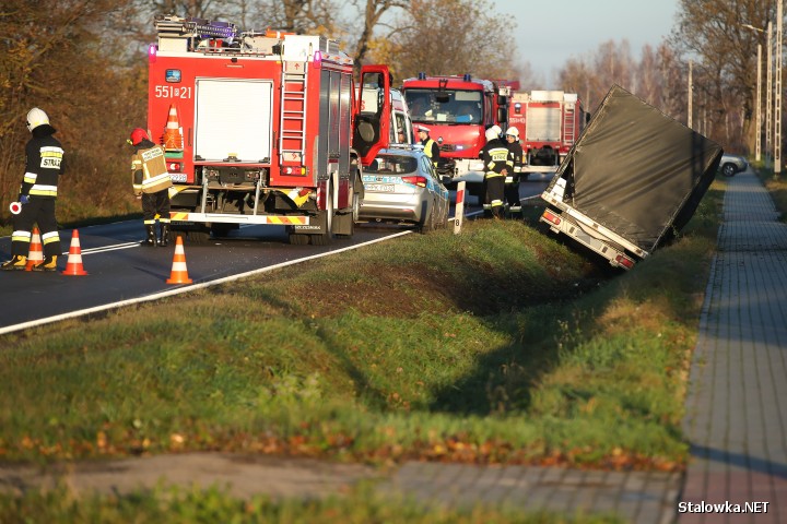 DK77: nieprzytomny mężczyzna wjechał ciężarówką do rowu.
