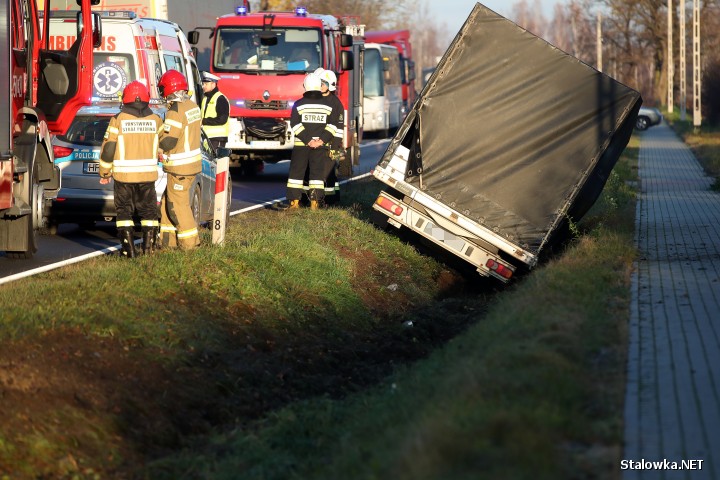 DK77: nieprzytomny mężczyzna wjechał ciężarówką do rowu.