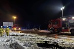 Wypadek w Zaleszanach. Ciężarówka po zderzeniu z osobówką wbiła się w dom mieszkalny.
