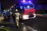 Pożar garażu na Sandomierskiej. Z pożarem walczy 6 wozów straży pożarnej.