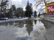 Zmodernizowany w ubiegłym roku parking przy ulicy Ofiar Katynia w Stalowej Woli naprzeciw cmentarza komunalnego, ma duży feler - w jednym miejscu nie spływa woda deszczowa.