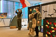 Przedszkolaki poznają losy niedźwiadka Wojtka.