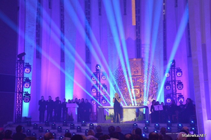 Koncert pasyjny Pasja - wszystko z miłości zorganizowany został 18 marca w bazylice konkatedralnej Matki Bożej Królowej Polski w Stalowej Woli. Wierni wypełnili świątynię.