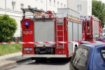 W bloku na ulicy Romana Dmowskiego doszło do pożaru mieszkania. Jedna osoba trafiła do szpitala.