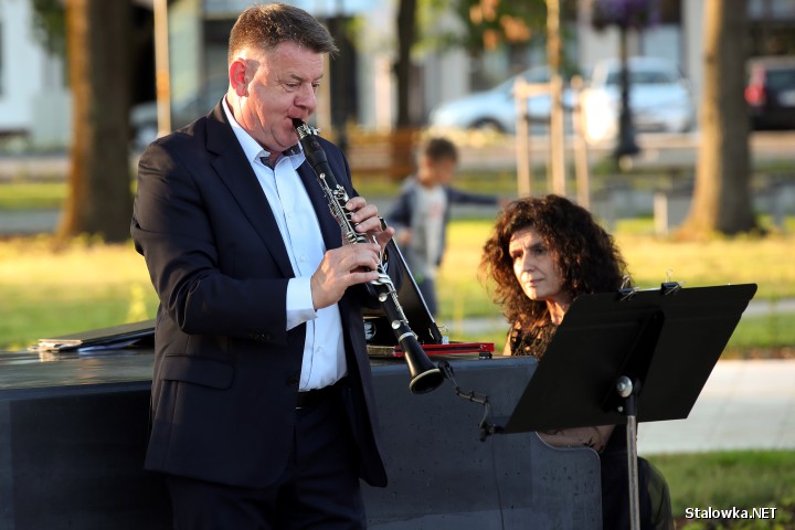 Stalowowolski zespół kameralny Contradanza, występem na rozwadowskim Rynku, dał pierwszy koncert na fortepianie Cadenza.