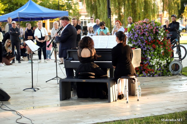 Stalowowolski zespół kameralny Contradanza, występem na rozwadowskim Rynku, dał pierwszy koncert na fortepianie Cadenza.