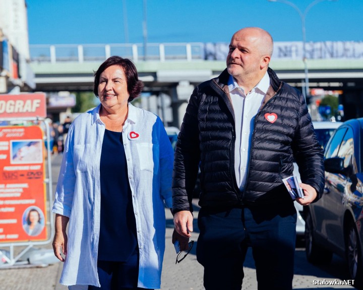 W Stalowej Woli na placu targowym spotkali się z mieszkańcami kandydaci Koalicji Obywatelskiej. Lider listy Paweł Kowal i lokalna siódemka Renata Butryn. Oprócz rozmów, częstowano kawą.