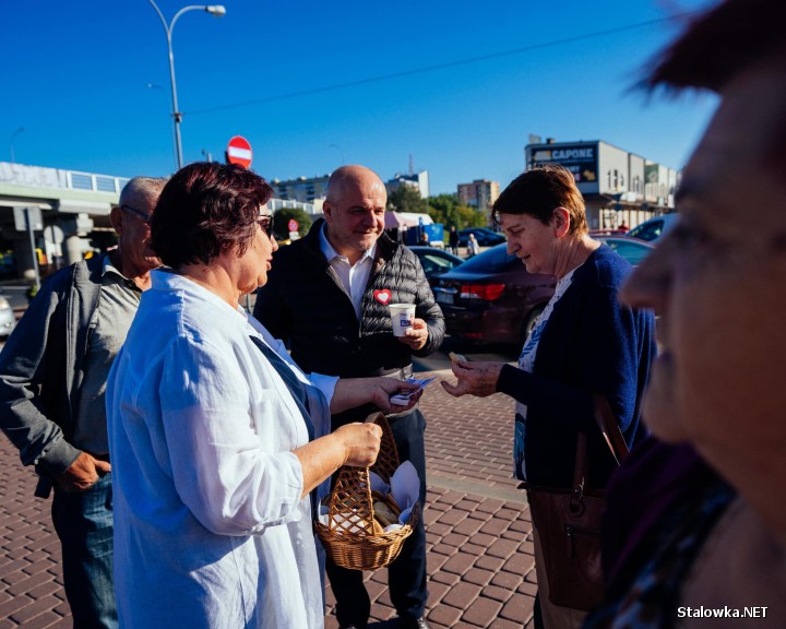 W Stalowej Woli na placu targowym spotkali się z mieszkańcami kandydaci Koalicji Obywatelskiej. Lider listy Paweł Kowal i lokalna siódemka Renata Butryn. Oprócz rozmów, częstowano kawą.