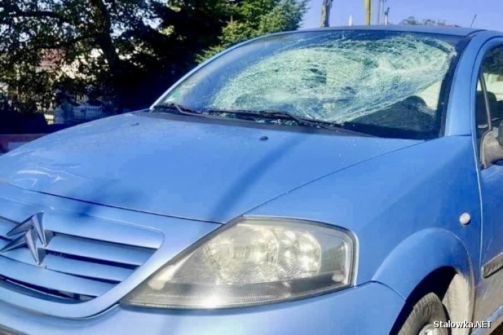 Mężczyzna wpadł na maskę samochodu, rozbijając głowę.