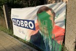 W kilku miejscach na terenie Stalowej Woli doszło do zniszczenia materiałów wyborczych z kandydatami do Sejmu. Ktoś oblał je zieloną farbą.