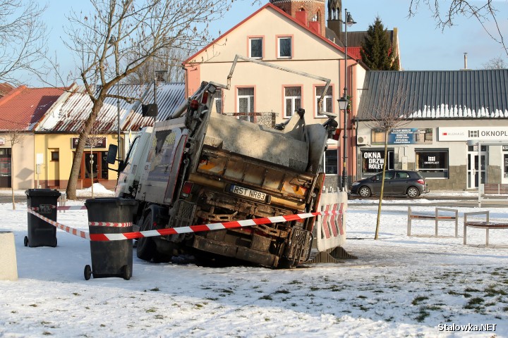 Pod przejeżdżającą śmieciarką osunęły się płyty, wskutek czego wpadła do wanny fontanny posadzkowej. Zdarzenie miało miejsce 20 stycznia 2024 roku.