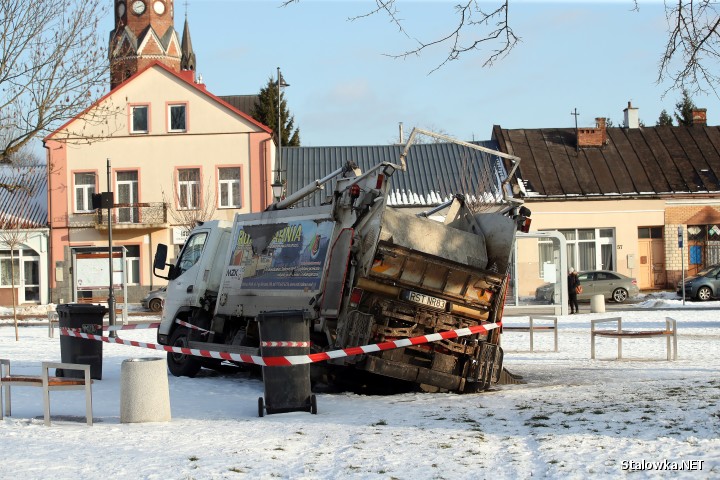 Pod przejeżdżającą śmieciarką osunęły się płyty, wskutek czego wpadła do wanny fontanny posadzkowej. Zdarzenie miało miejsce 20 stycznia 2024 roku.