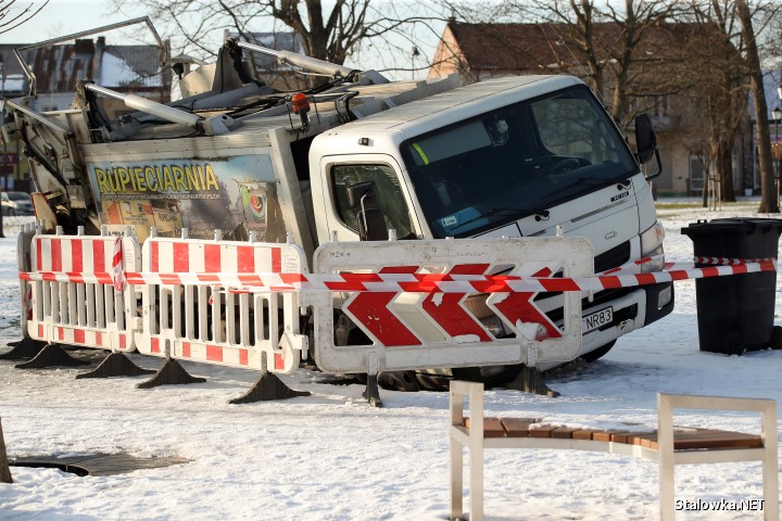 Pod przejeżdżającą śmieciarką osunęły się płyty, wskutek czego wpadła do wanny fontanny posadzkowej. Zdarzenie miało miejsce 20 stycznia 2024 roku.