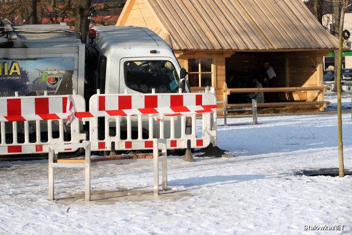 Pod przejeżdżającą śmieciarką osunęły się płyty, wskutek czego wpadła do wanny fontanny posadzkowej. Zdarzenie miało miejsce 20 stycznia 2024 roku.