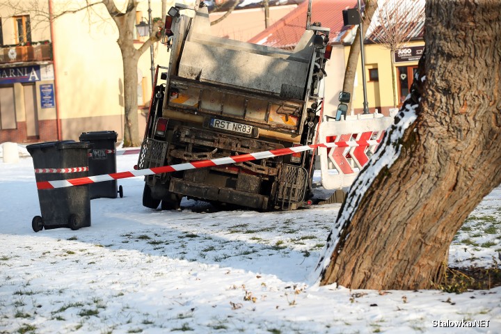 Pod przejeżdżającą śmieciarką osunęły się płyty, wskutek czego wpadła do wanny fontanny posadzkowej. Zdarzenie miało miejsce 20 stycznia 2024 roku.