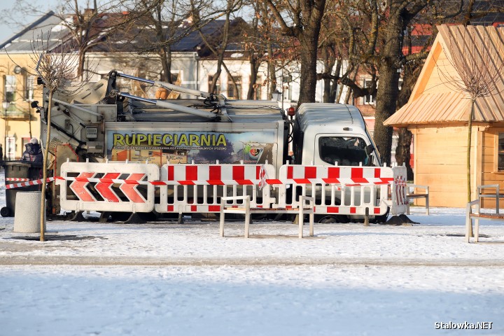 Pod przejeżdżającą śmieciarką osunęły się płyty, wskutek czego wpadła do wanny fontanny posadzkowej. Zdarzenie miało miejsce 20 stycznia 2024 roku.